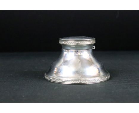 Silver desk capstan inkwell, cast decorative border in relief to the hinged lid and foot, moulded body, leather base, makers 