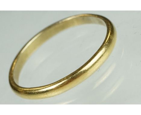 22ct yellow gold wedding band, plain polished, D shank, band width approx 2mm, ring size R 
