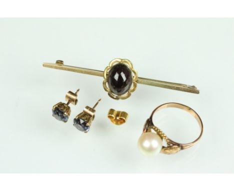 Garnet yellow metal bar brooch, a cultured pearl 14ct rose gold ring, size N½; and a pair of yellow metal stud earrings (3) 