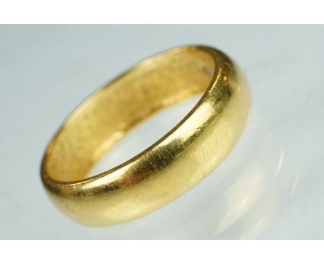 22ct yellow gold wedding band, D shank, plain polished, band width approx 5.5mm, ring size O½ 