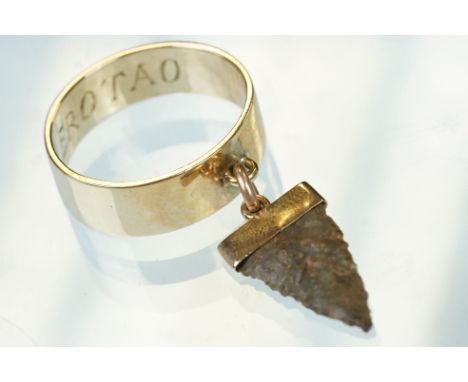 9ct yellow gold ring with a mounted Native American flint arrow head, length approx 2cm, band width approx 6.5mm, the band in