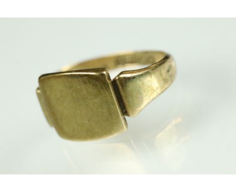9ct yellow gold signet ring, plain polished square head, dimensions approx 10.5mm x 11mm, tapered shoulders, ring size O 