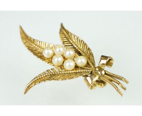Pearl 9ct yellow gold spray brooch, six round cream cultured pearls, diameter approx 3.3mm, textured leaves, length approx 4.