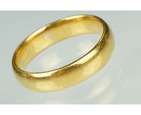22ct yellow gold wedding band, plain polished D shank, band width approx 4.5mm, ring size O½ 