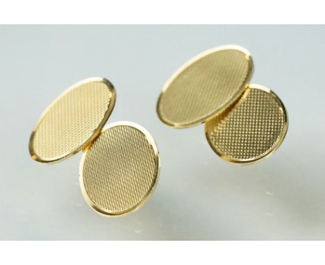 Pair of 9ct yellow gold chain link panel cufflinks, each panel with engraved repeating lozenge decoration, dimensions approx 