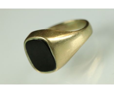 Onyx 9ct gold Gents ring, plain polished black onyx panel, dimensions approx 11.5mm x 9.5mm, rubover flush set, tapered shoul