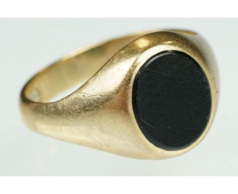 Onyx 9ct yellow gold signet ring, plain polished oval cabochon panel, dimensions approx 11mm x 9mm, tapered shoulders, ring s