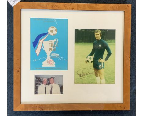 1971 ECWC Chelsea Signed Framed Display: Signed photo of Peter Osgood and separate picture of vendor meeting him. C/W origina