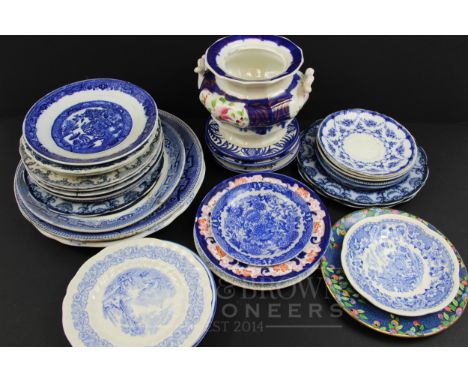 A quantity of blue &amp; white ceramics, including plates and saucers (qty)