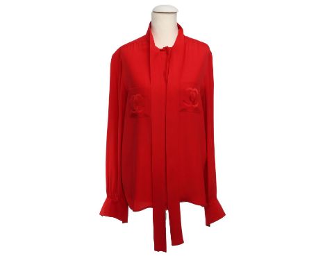 CHANEL CRÉATIONS VINTAGE Bluse, Gr. ca. 36. 100% Seide in kräftigem Rot mit Schluppe, Knopfleiste und zwei Brusttaschen mit C