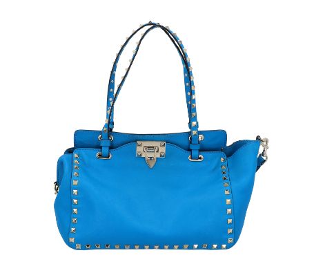 VALENTINO Handtasche "ROCKSTUD", NP.: 1.790,-€. Türkisfarbenes Kalbsleder mit goldenen Nieten und Beschlägen, Klappverschluss