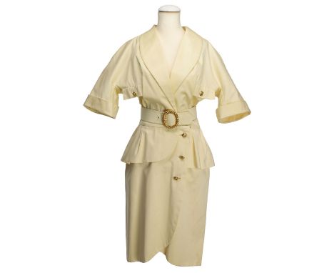 CHANEL VINTAGE Kleid, Gr. ca. 38. Herstellergröße 40. Textil in Beige mit dekorativem Knopfverschluss, Raglanärmeln, Klappen 