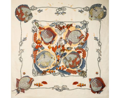 HERMÈS Grandfoulard "GRANDS FONDS", 140x140cm. Baumwollgemisch in Beige mit Fischmotiven. Designed by Annie Faivre. Teilweise