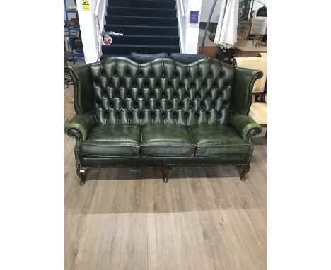 FANTASTIC GREEN LEATHER BUTTON BACK 3 SEATER SETTEE IN BEAUTIFUL CONDITION