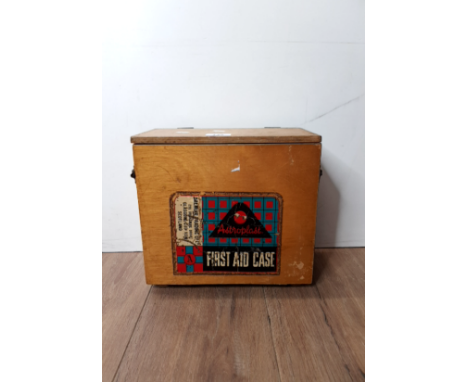 VINTAGE ASTROPLAST FIRST AID CASE