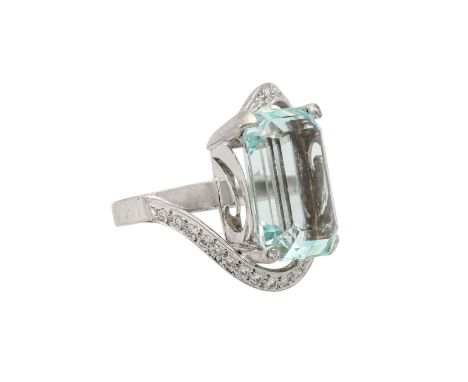   Ring mit Aquamarin von ca. 6 ct und Brillanten zus. ca. 0,3 ct,   ca. GET (M)/SI, Aquamarin im achteckigen Treppenschliff, 