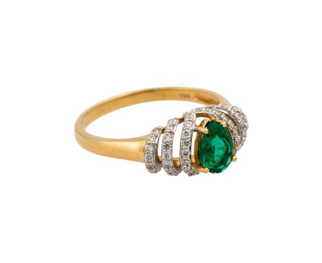   Ring mit Smaragdtropfen und kleinen Brillanten, zus. ca. 0,3 ct,   mittl.-niedere Farbe und Reinheit, tlw. best., GG 18K, 3