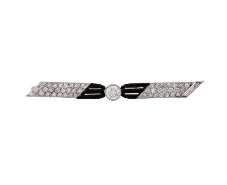   Brosche mit zentralem Diamant von 0,3 ct   im Übergangsschliff, weiteren Diamanten zus. ca. 0,8 ct, mittl.-niedere Farbe un