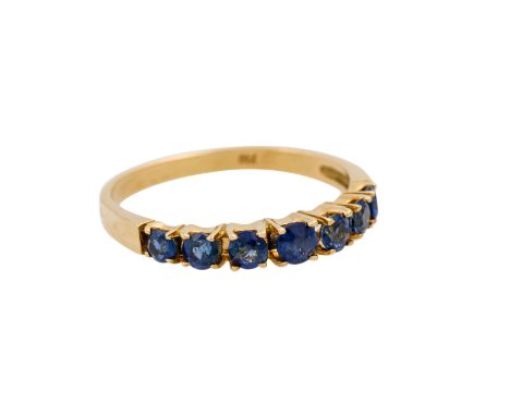   Ring mit 7 Saphiren,   von schöner Farbe. GG 18K, 2,2 gr, RW: 56, 2. H. 20, Jh., leichte Tragespuren.    | Ring with 7 sapp
