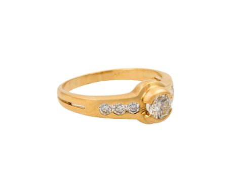   Ring mit Brillanten,   1x ca. 0,6 ct, ca. GET (N-O)/VS und 6 Steine zus. ca. 0,36 ct, ca. GW (K-L)/VS, GG 18K, 5,3 g, RW: 6