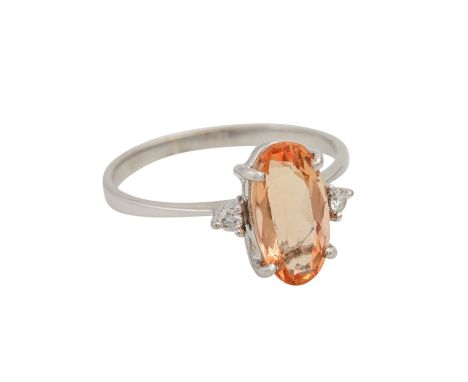   Ring mit apricotfarbenem Topas und 2 Achtkantdiamanten,   Topas oval facettiert, WG 18K, 2,4 g, RW: 53, 2. H. 20. Jh., Trag