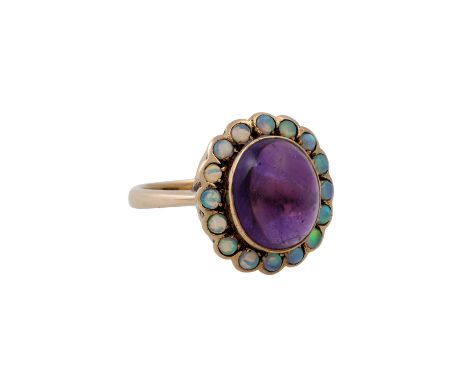   Ring mit ovalem Amethystcabochon und kl. Opalen,   GG 9K, 4,4 g, RW: 57, 20. Jh., leichte Tragespuren.    | Ring with oval 