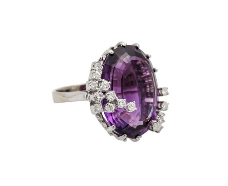   Ring mit Amethyst und Brillanten   von zus. ca. 0,5 ct (punz.), mittlere bis gute Farbe u. Reinheit, Amethyst ca. 20,9 ct (
