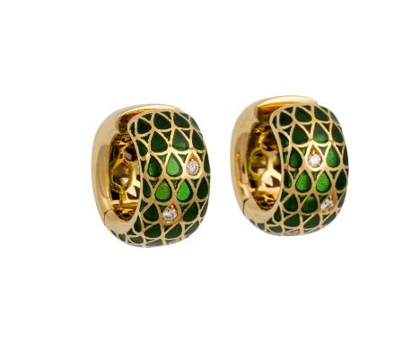   Paar Creolen mit grünem Fensteremail und Brillanten zus. ca. 0,12 ct   ca. WEIß (H)/VS. GG 18K, 16,7 g. B: ca. 10 mm, 2. H.