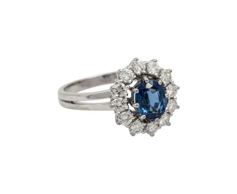   Ring mit Saphir und Brillanten   von ca. 0,84 ct, ca. WEISS (H)/VVS, Saphir von schöner Farbe ca. 1,5 ct, 18K WG, 7,2 gr, R