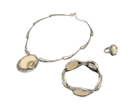   Elfenbein Schmuckset um 1900,   bestehend aus Ring, Armband u. Kette, Silber, Armband L: ca. 19 cm, RW: ca. 56, 2. Hälfte 2