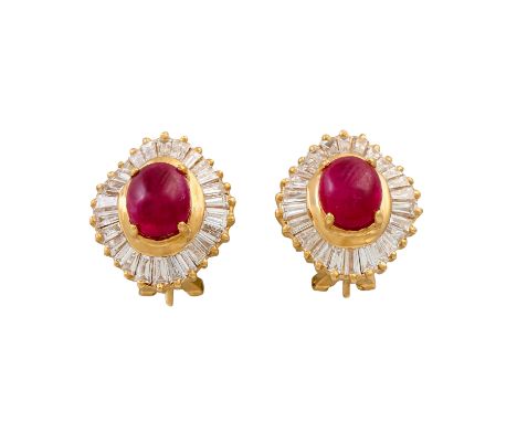   Paar Ohrclips mit Rubincabochons und Diamanten   im Trapezschliff von zus. ca. 2 ct, gute Farbe u. Reinheit, Rubine zus. ca