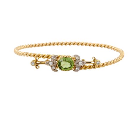   Armreif mit oval facettiertem Peridot und 8 Diamanten,   zus. ca. 0,37 ct, Brillant- und Achtkantschliff, gute-mittl. Farbe