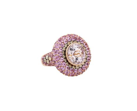  Ring mit feinem Kunzit und Saphiren   von zus. ca. 6 ct, Kunzit ca. 7,5 ct mit deutlichem Pleochroismus, hervorragend gesch