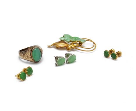 A GROUP OF JADE AND CHALCEDONY JEWELLERY Comprising: a 14k gold and chalcedony cabochon ring; with textured design, marked 14