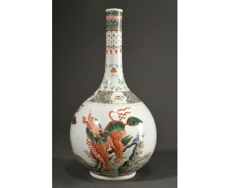 Langhals Vase mit Famille Verte Dekor "Fabeltiere", am Boden mit Kangxi BildmarkeH. 37cm, Ø 18,5cm, Vgl. U. Schmid Hrsg., Por