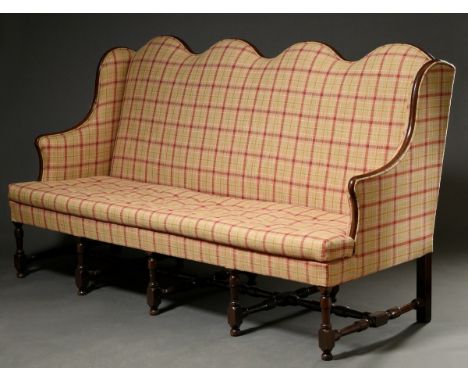 Beeindruckendes William and Mary Viersitzer-Sofa mit mehrbeinigem gedrechseltem Stollengestell, eleganten Arm- und gewellter 