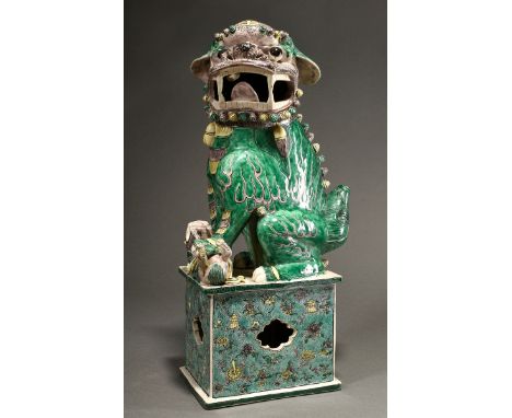 Große Emaille sur Bisquit Fo-Löwin mit Wang Zeichen (König) auf dem Kopf im Kangxi Stil, auf Sockel, Qing Zeit, 55x27x16cm, V