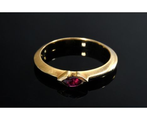 Moderner Gelbgold 750 Ring mit Rubin Navette, 4g, Gr. 55
