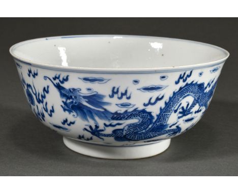 Große Kumme mit feiner Blaumalerei "Wolkendrachen" im Kangxi Stil, am Boden Doppelring Marke, H. 9,5cm, Ø 20,5cm