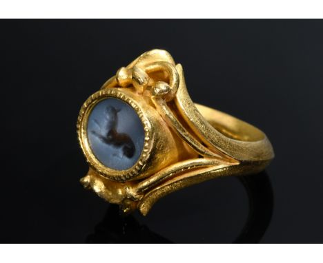 Gelbgold 917 Ring mit Chalcedon Intaglio "Liegender Luchs" (Rom, ca. 2. Jhd. n. Chr.), Wolfgang Skoluda/ Hamburg, signiert un