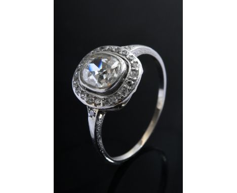 Feiner Platin Ring mit Altschliff Diamantsolitär im Kissenschliff (1.45ct/ SI/C) in Diamantlunette (zus. ca. 0.30ct/SI/W), um