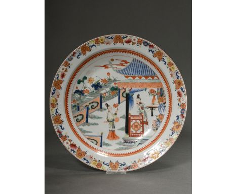 Große Platte mit  Famille Verte Malerei "Hofdamen im Palast", Kangxi/Yongzhen Stil, H. 6,5cm, Ø 43cm
