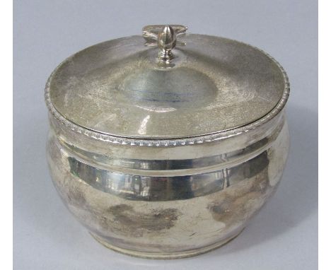 An Edwardian silver caddy, the hinged lid with acorn finial, by Goldsmiths & Silversmiths Co, London, 1907, 11cm high, 6oz ap