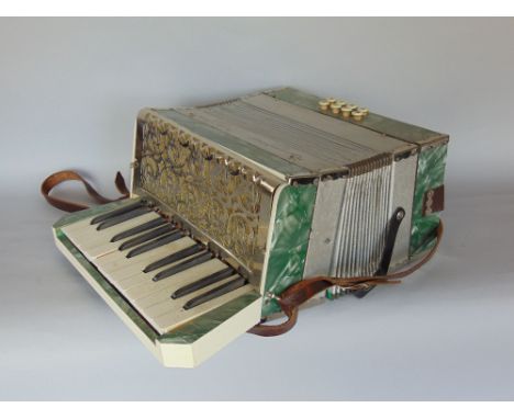 Perfect Tone universal model accordion boxed