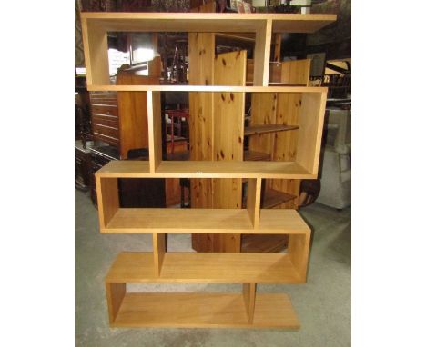 A good quality contemporary light oak floorstanding shelving unit/room divider with segmented/stepped open shelves, 180 cm hi