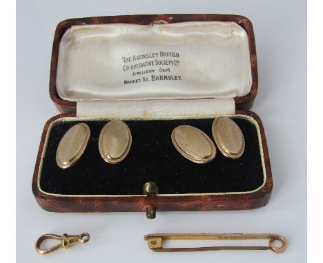 9ct gold items comprising a cased pair of engine turned cufflinks, tie pin and single clasp, 5.9g total (4)