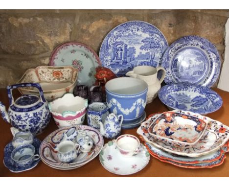 A mixed lot of antique and later porcelain to include Spode Italian pattern charger with further bowl and plate, Wedgwood Jas