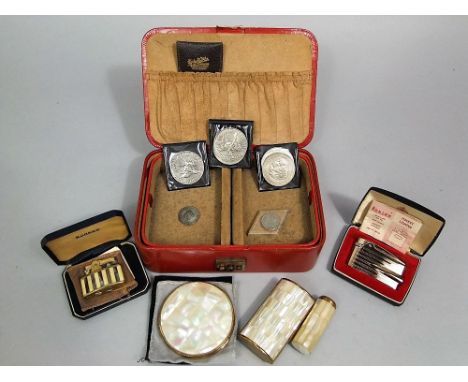 A mixed miscellaneous lot to include mother of pearl bijouterie items, to include a compact, lipstick case and others; togeth