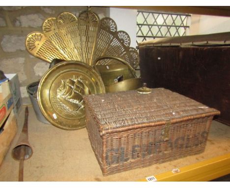 A quantity of miscellaneous metal wares, etc, to include a brass fan/peacock adjustable fire guard with pierced panels, two b