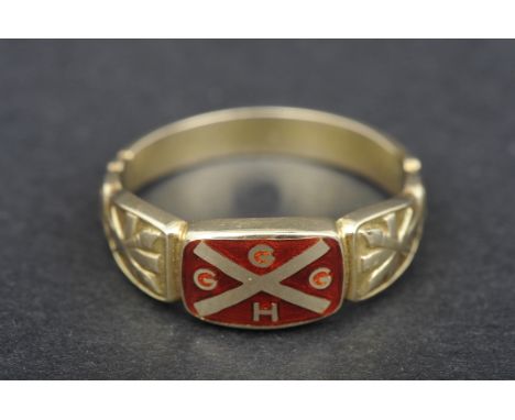 Uni-Sex-Ring, 585er Gelbgold, mittig rot unterlegte Emailleplatte mit den Buchstaben G G G H, unterteilt in 4 Feldern. Ringsc